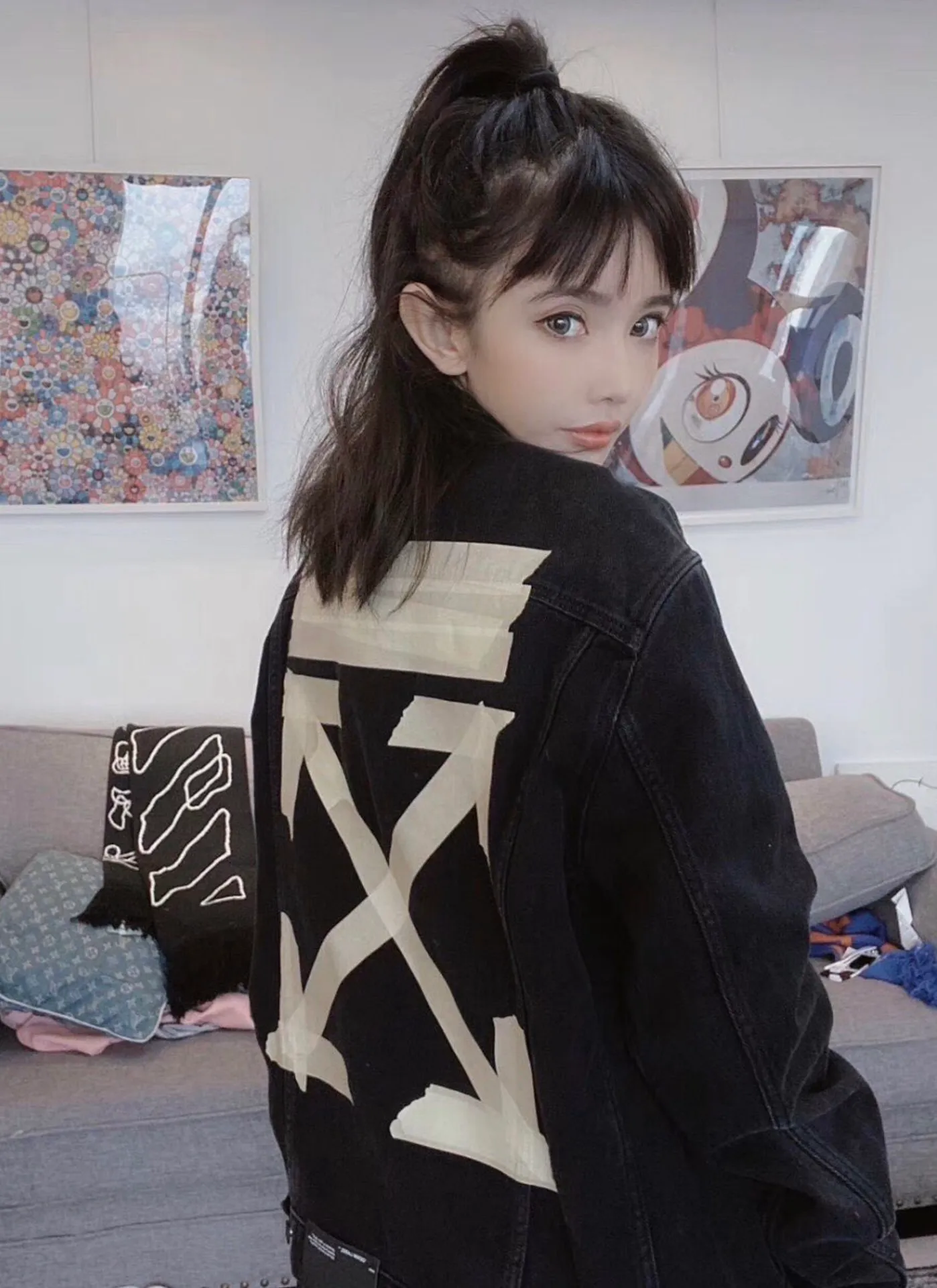 ♻️💯Upper body reference model picture❤️ The top tested version OFF WHITE classic tape patch arrow OW men's and women's black denim jackets and jackets. The heat transfer process used in the printing will not be introduced in detail. Everyone who has bought my tape series knows the quality. With anti-counterfeiting technology on the back, this is a truly over-the-top off-white yellow tape denim jacket with a distinctive signature and unique high street style! The stylized design is printed on a classic frame, and a layer of foundation-colored colloid with a graffiti effect is superimposed on the printing. It is visually very consistent with the theme, as if a layer of tape has been pasted, and the design is brilliant! Heavy black denim is more tough and retro, with heavy processing of the main elements and a micro-profile version that can be worn by both men and women! Street inkjet arrows, the arrow symbols on the signboard on the back are given different shapes due to different city restrictions. Surrounding the more street-style inkjet elements, the big arrow on the back and the frequent OFF circle graffiti in autumn and winter, the inkjet visual sense of street graffiti is everywhere! Full set of customized accessories Size chart